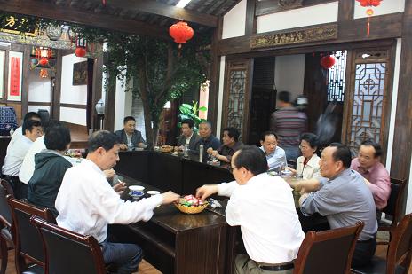 池州市政府机关退休干部考察团考察安徽天方集团农业产业化建设