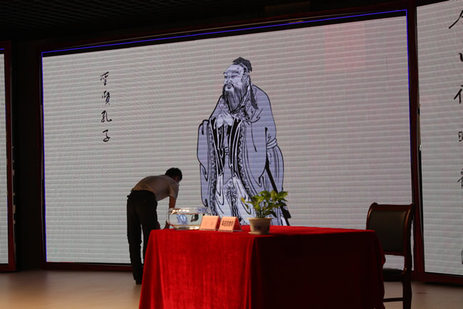 晨课前，工作人员给圣贤孔子上香