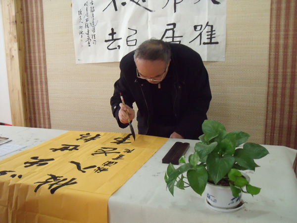 钱主任即兴挥毫