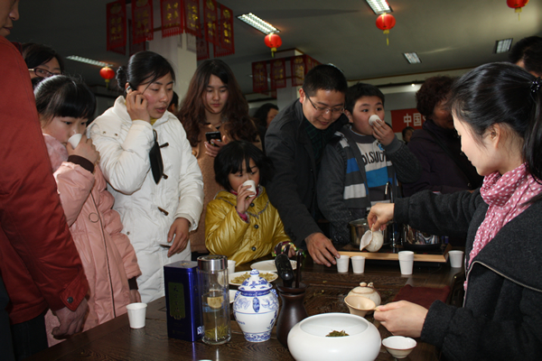 众多游人驻足天方展位前品雾里青、尝茶食品、观茶艺表演