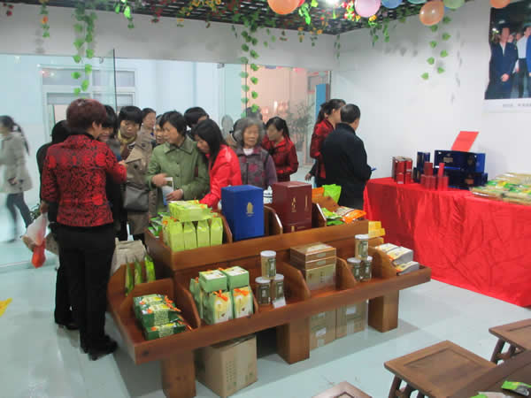 参与绿色运动，品尝绿色食品